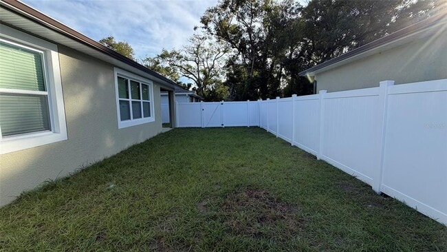 Building Photo - 706 S Thacker Ave