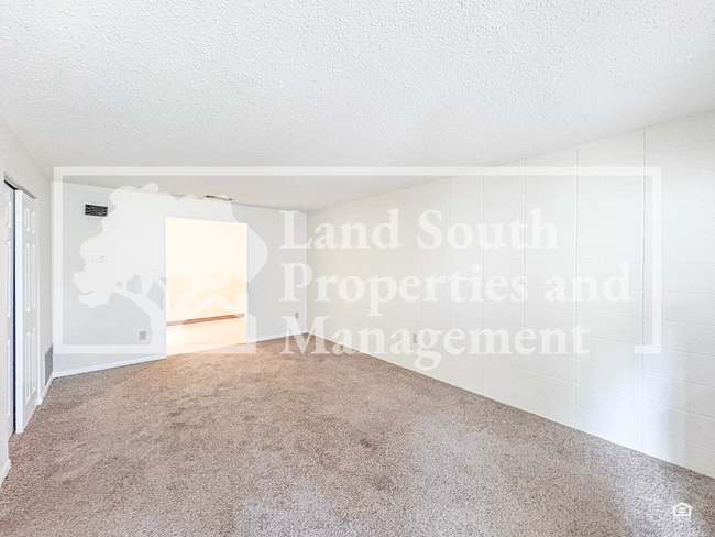 Building Photo - 725 E Lime St