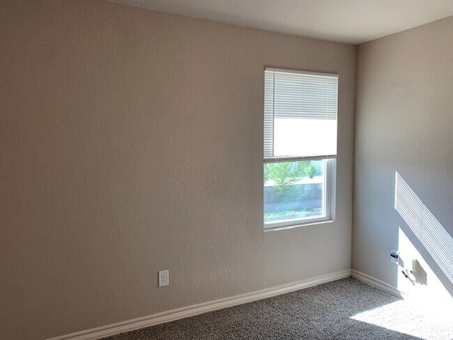 Building Photo - Town home for rent