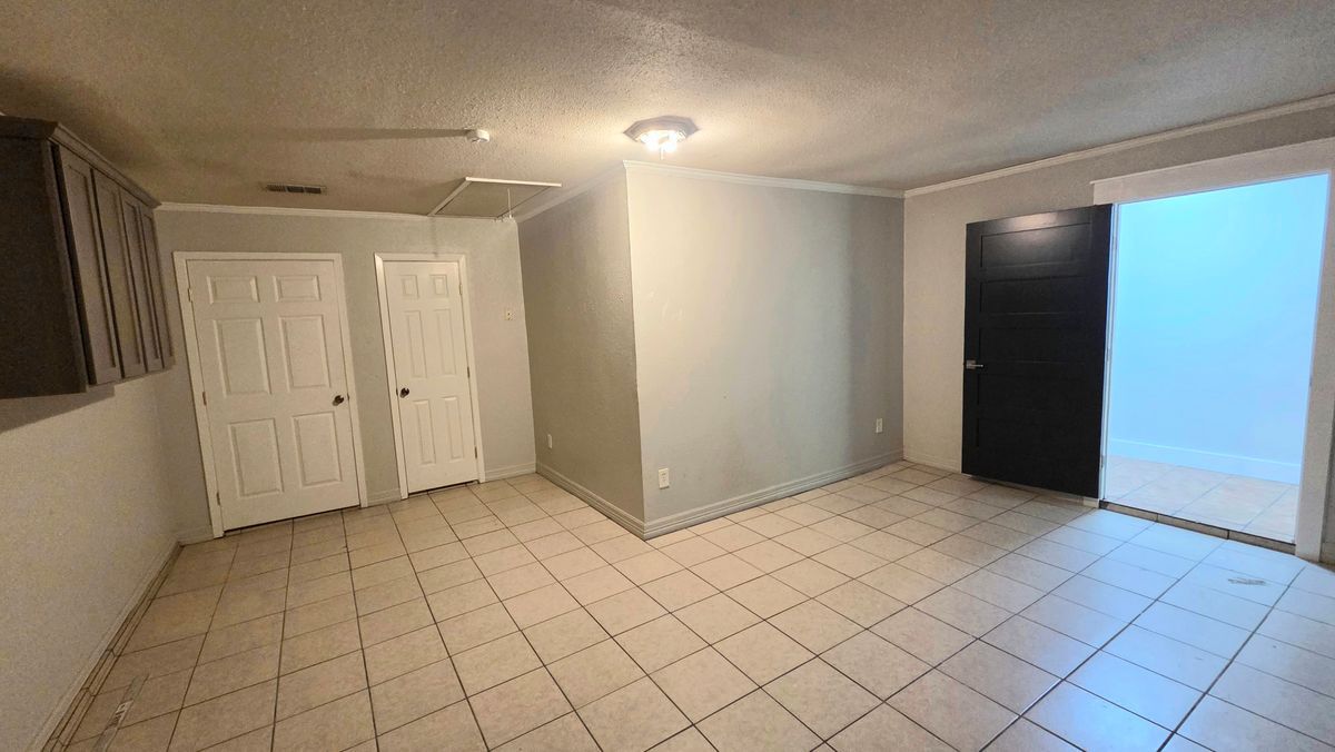 Building Photo - 411 Woodcrest Way