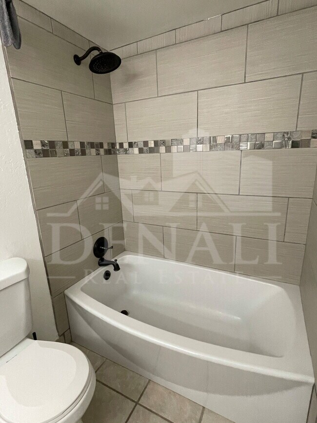 Building Photo - 822 S Langley Ave