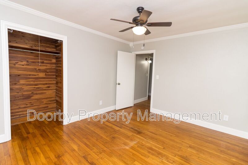 Building Photo - 210 S Lovell Ave