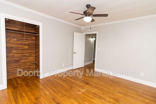 Building Photo - 210 S Lovell Ave