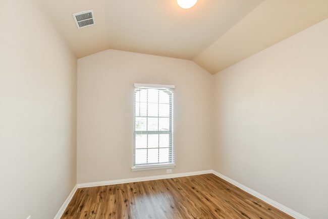 Building Photo - 1824 Ridgecrest Dr