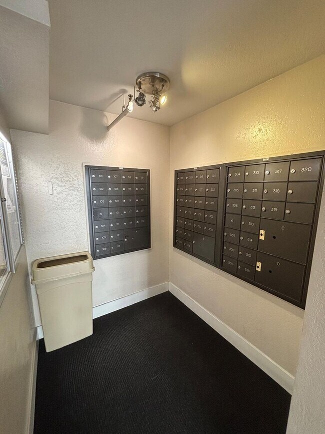 Building Photo - Beautiful 2 Bedroom 2 Bathroom Home in Woodland Hills