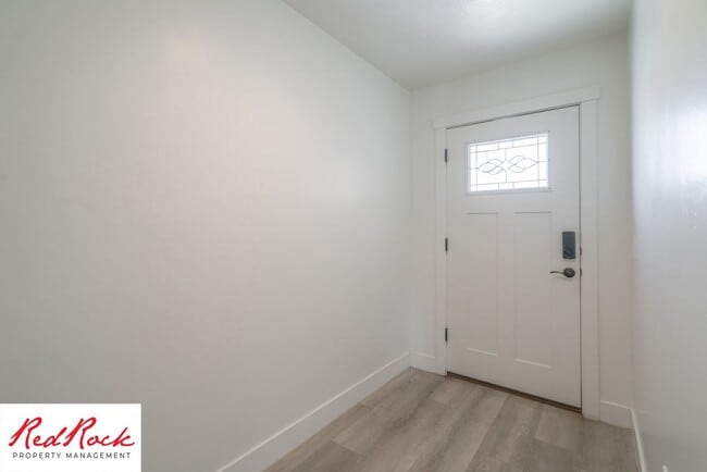 Building Photo - 4 Bed/2.5 Bath Townhome in Desert Bluff!