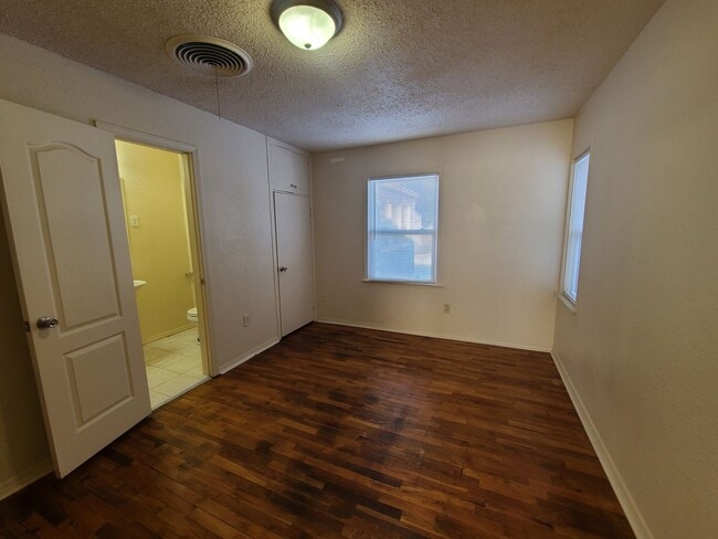 Building Photo - Great spacious 3 bedroom 2 bath in Wolflin!