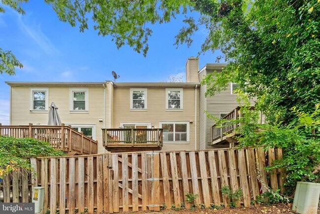 Building Photo - 13 Aviary St