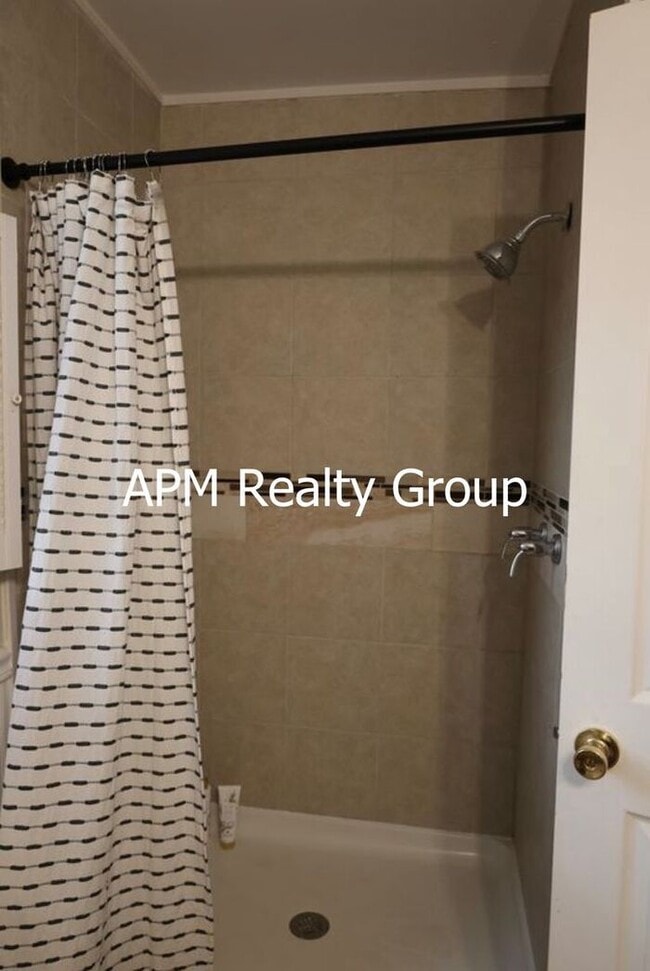 Building Photo - Private Country Feel Close to Downtown Chapin