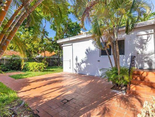 Building Photo - 2520 SW 22nd Terrace