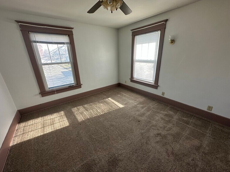Building Photo - 221 E Dover Ct