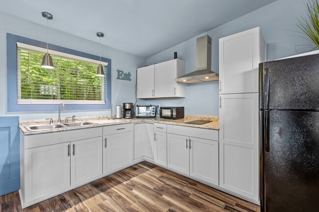 Building Photo - 2110 Las Flores Ln