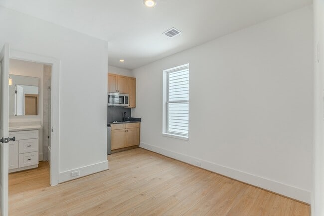 Building Photo - 7605 Victory Dr