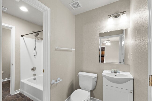 Building Photo - Walk to campus! Walk downtown! Fenced yard! Flat Rate Utilities!