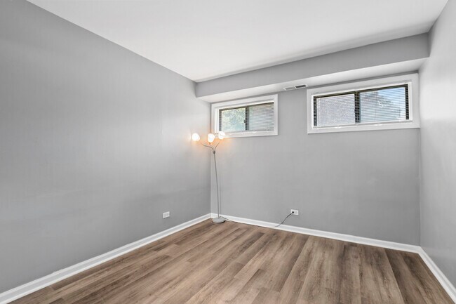 Building Photo - 2214 Country Club Dr