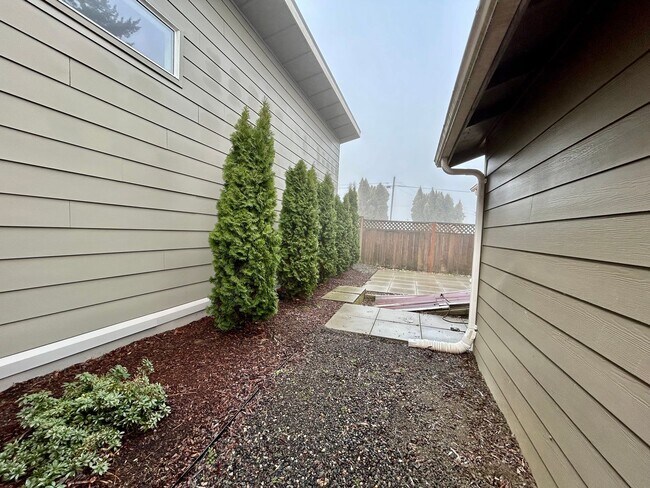 Building Photo - Welcome to your new home in the heart of Vancouver, WA!