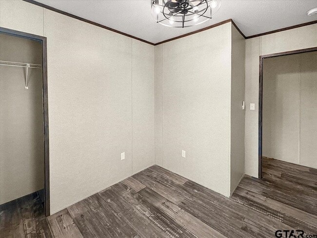 Building Photo - 409 Willow Dr