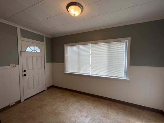 Building Photo - 703 Fremont Ave NW