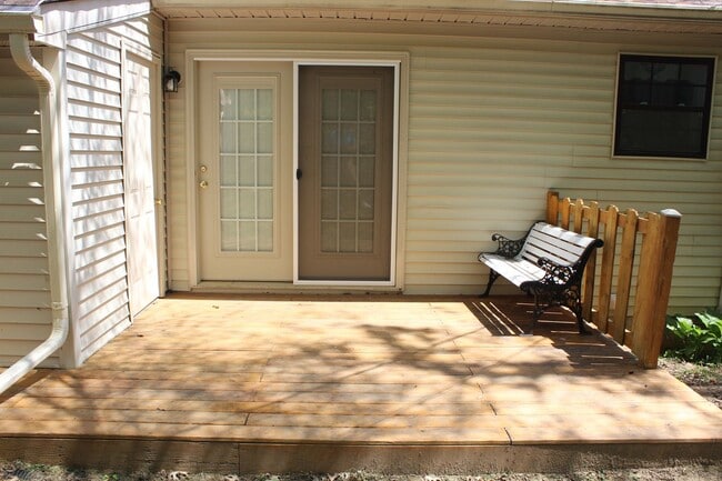 Building Photo - Charming Three Bedroom Townhome