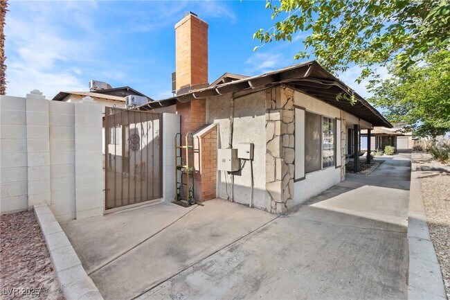 Building Photo - 2916 Karen Ave