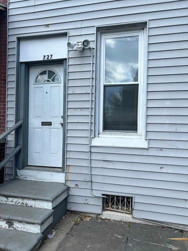 Building Photo - 727 Chestnut St
