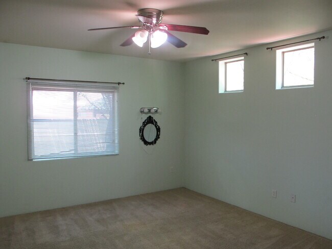 Building Photo - 1305 E Linden St