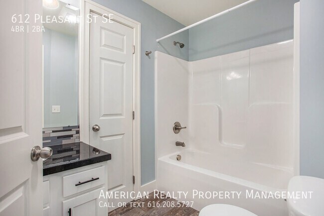 Building Photo - 612 Pleasant St SE