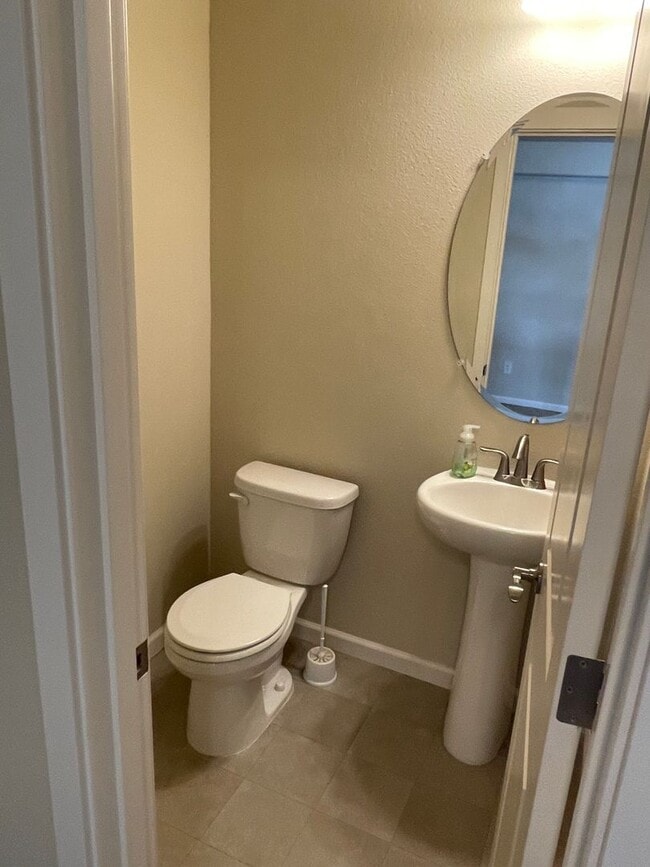 Building Photo - Bethany Townhouse
