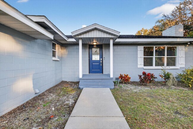 Building Photo - Lakefront 4-Bedroom Home for Rent in Beautiful Umatilla, FL