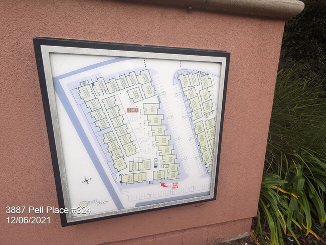 Building Photo - Bright 1 Bed / 1 Bath Condo in Upscale Com...