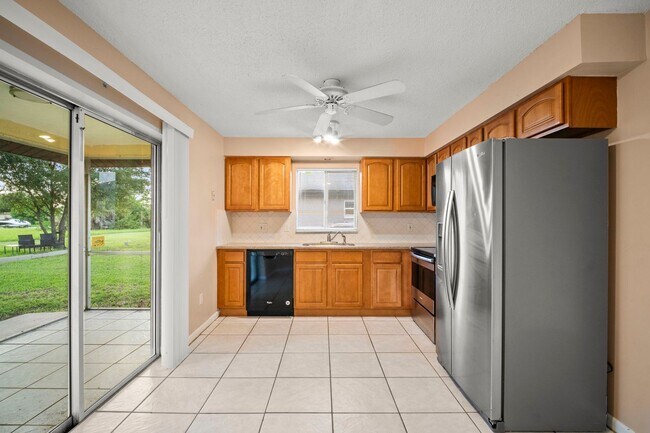 Building Photo - Beautiful 2-bedroom, 2-bathroom apartment, perfectly located in Cape Coral