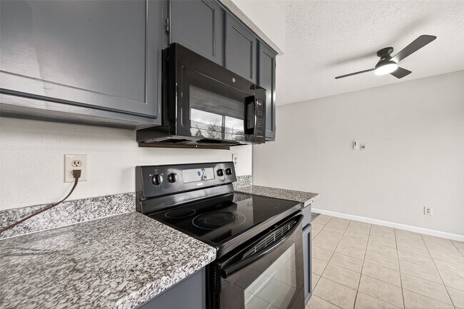 Building Photo - 7523 La Pl Dr