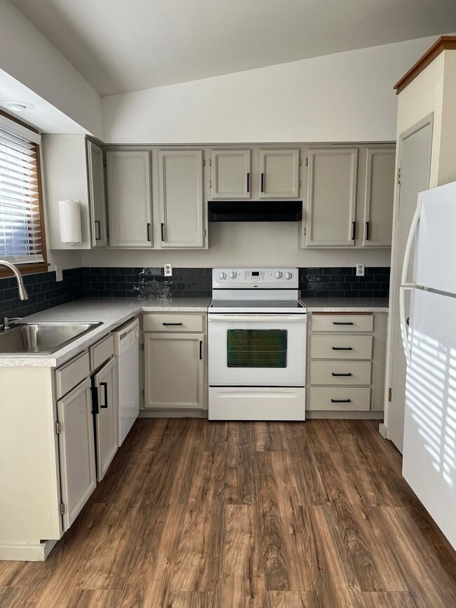 Building Photo - Now renting 2 bedroom Duplex  half-off the first month of rent