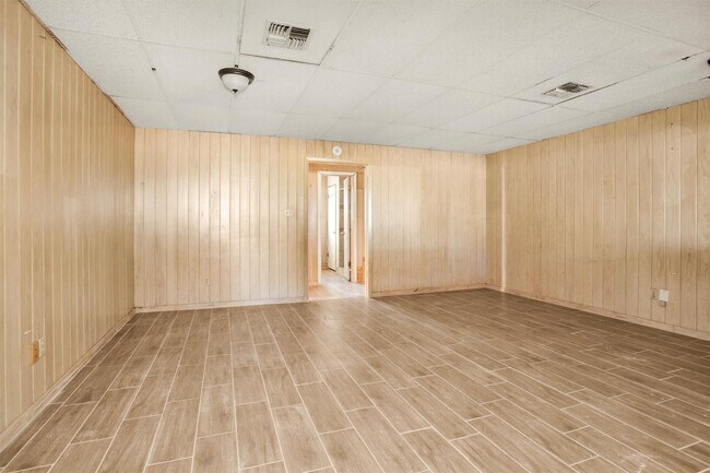 Building Photo - 601 S Cochran St