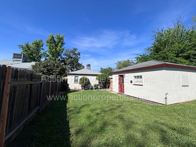 Building Photo - Cottage Style Home in the Heart of Roseville - Large Yard - Completely Renovated!