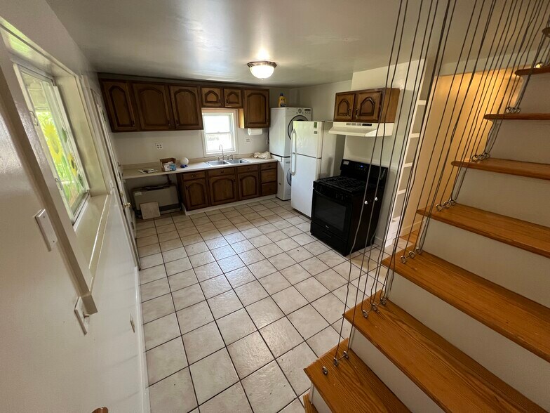 Building Photo - 196 Pine St