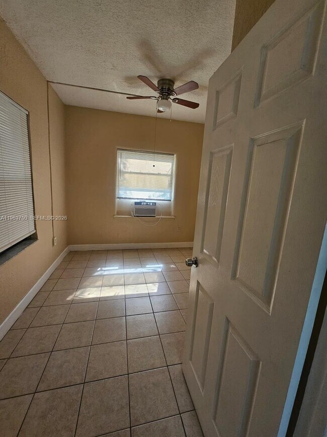 Building Photo - 2990 SW 15th Ave