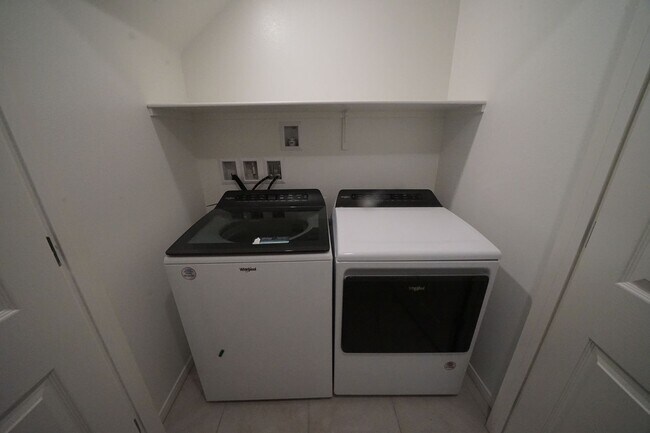 Building Photo - Showings Available Now