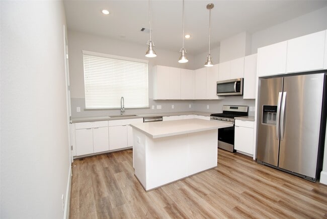 Building Photo - 1270 N Post Oak Rd