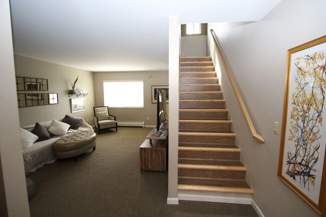 Building Photo - 3 Bedroom Townhouse!