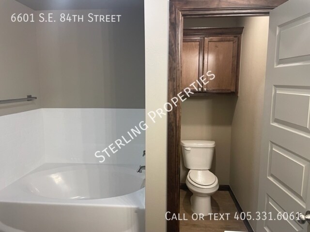 Building Photo - 6601 SE 84th St