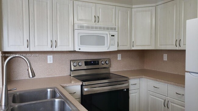 Building Photo - 10221 Fontainebleau Blvd