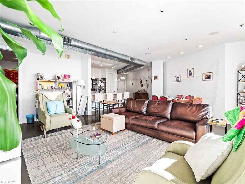 Living Room - 701 W Lakeside Ave