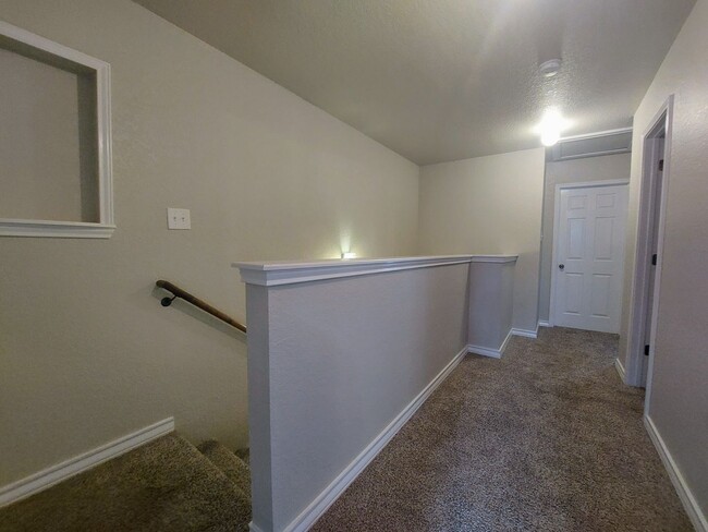 Building Photo - $300 OFF Move IN!! Beautiful townhome! 3 B...