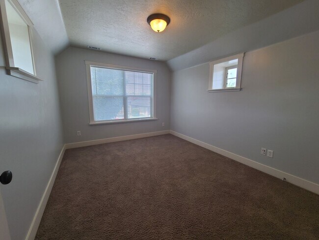 Building Photo - Clean and ready to go 3 bedroom home