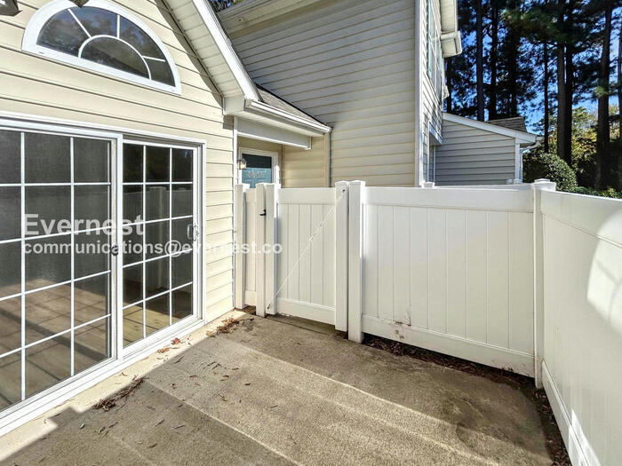 Building Photo - 4610 Twin Hickory Lake Dr