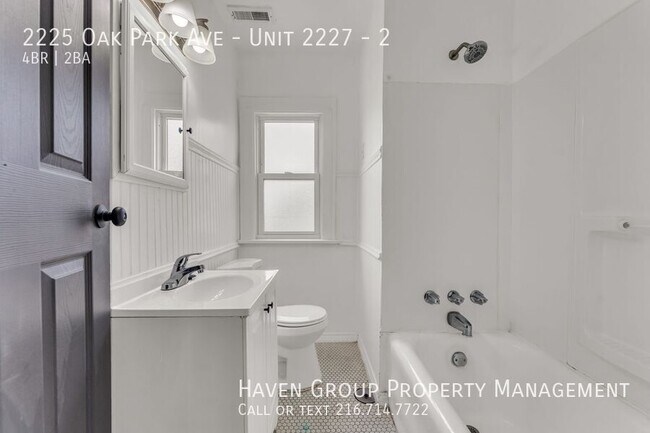 Building Photo - 2225 Oak Park Ave