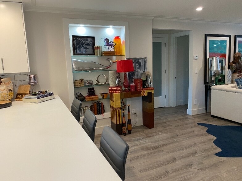 Building Photo - 1219 Solana Rd