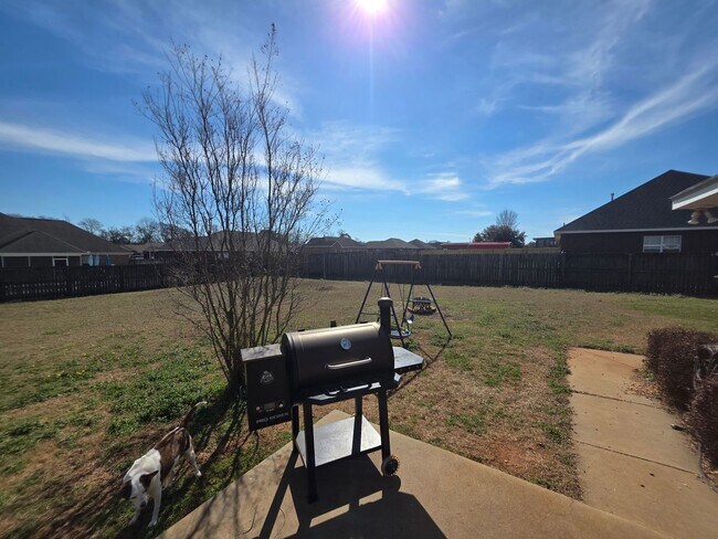 Building Photo - Available May! Non-Furnished Unit!