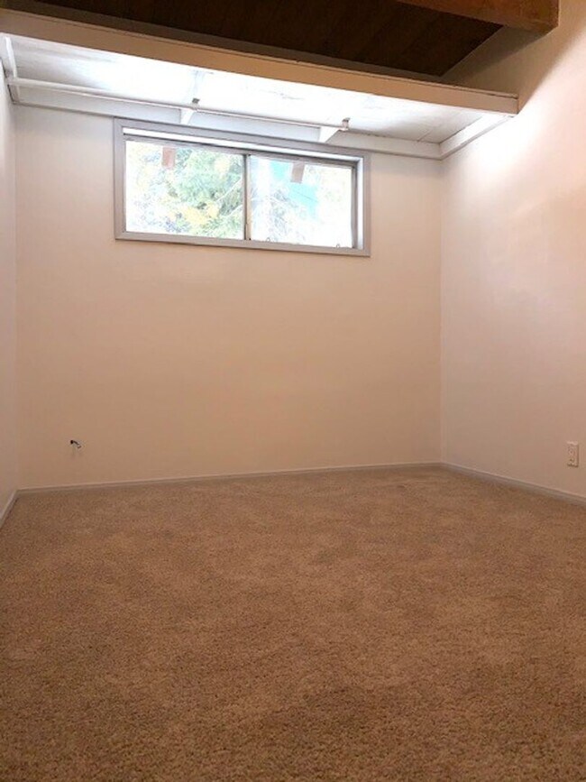 Building Photo - Modern & Bright 2-Bedroom Home in the Hear...